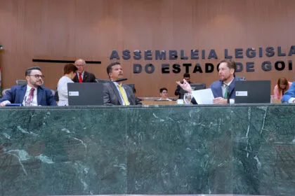 Deputados aprovam criação da Política de Combate ao Suicídio entre crianças e adolescentes Deputados aprovam criação da Política de Combate ao Suicídio entre crianças e adolescentes