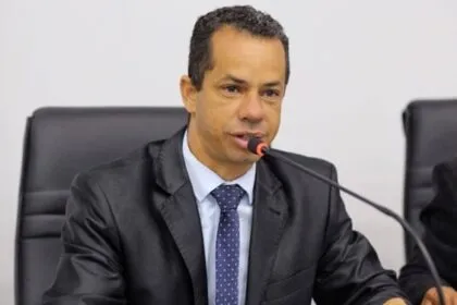 Vereador Isaac Martins nega vínculo com servidora presa por cobrança de PIX Vereador Isaac Martins nega vínculo com servidora presa por cobrança de PIX